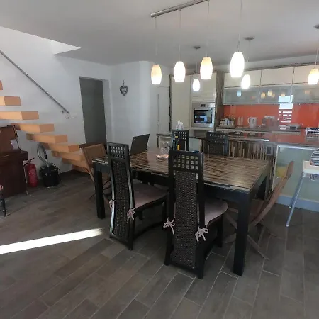 Hisa V Mesecini - Moonlight House