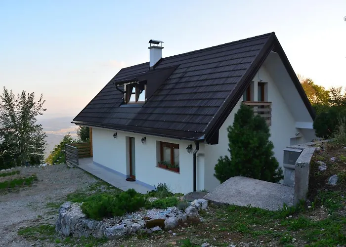 Hisa V Mesecini - Moonlight House