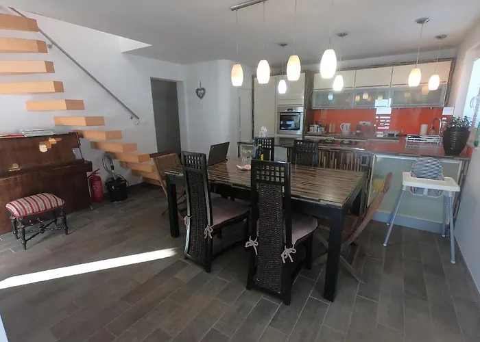 Hisa V Mesecini - Moonlight House